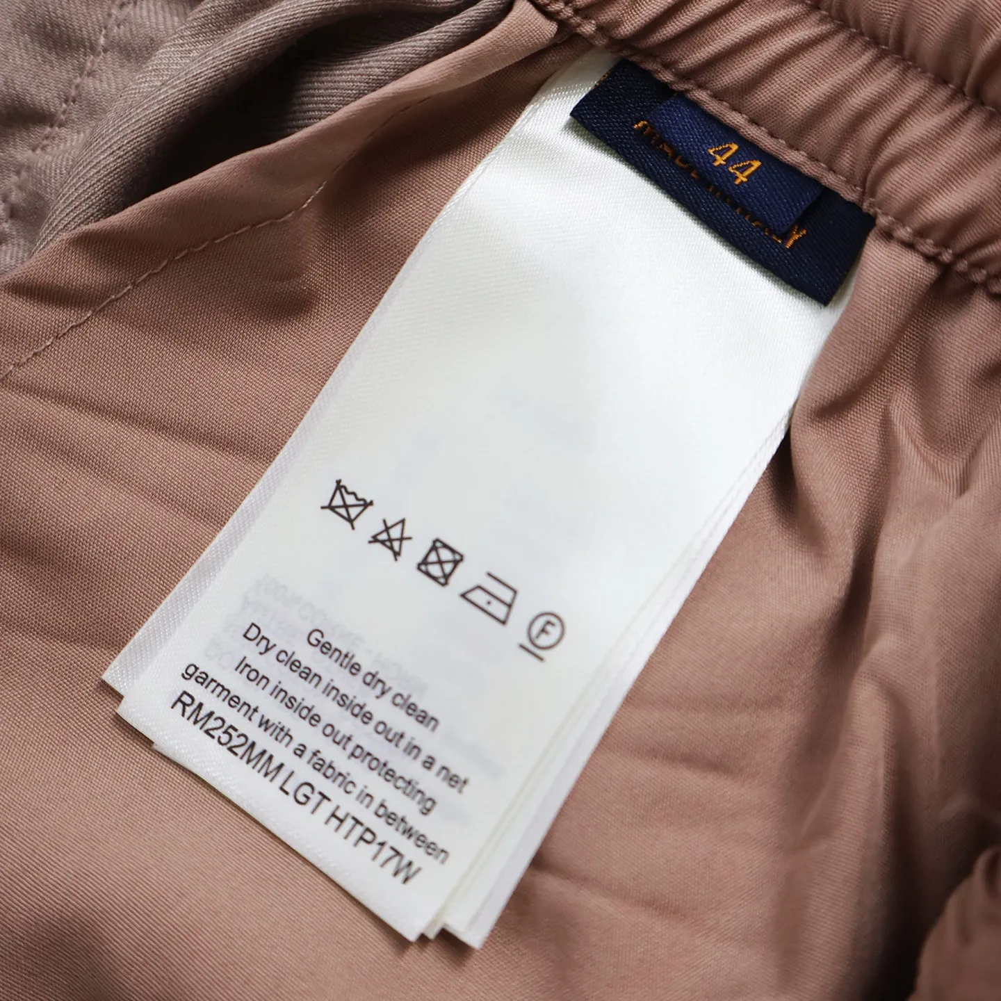 🅿️620 1v wool straight trousers. The original version was purchased for 9,300 and developed. It took several months to finally ship. It was delayed due to fabric problems. The cost of the original 100 worsted wool is very expensive. Straight version. Back pocket patch embroidery. Behringer embroidery machine operation. Size:44-46-48-50
